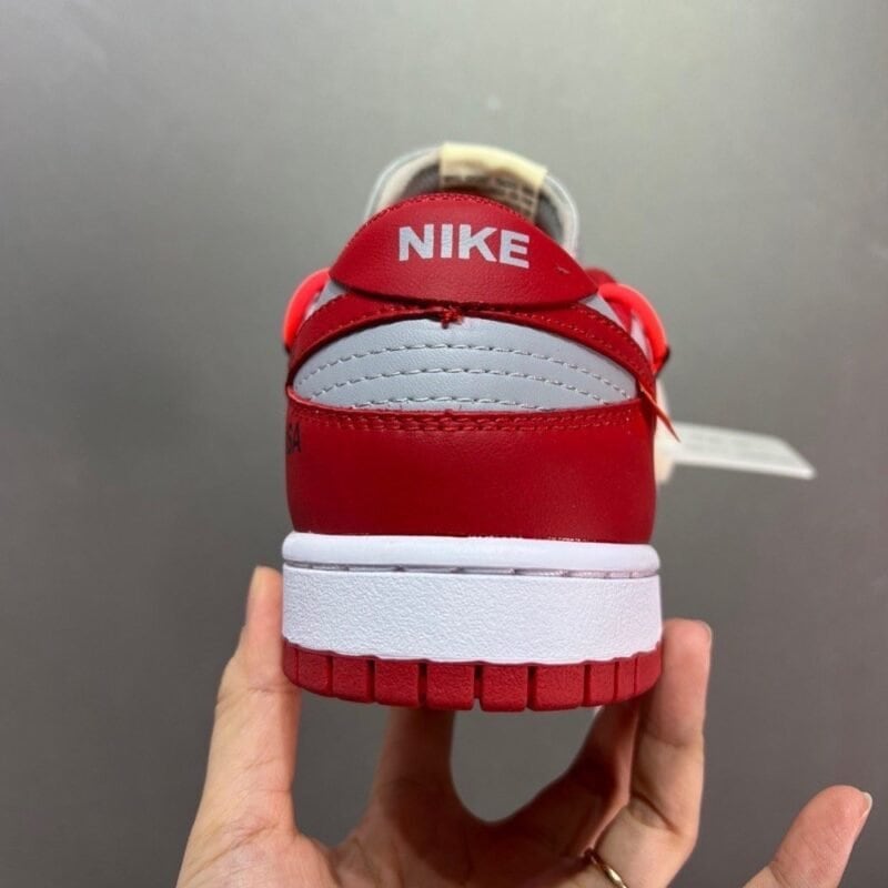 【AT1574】Off-White™x Nike Dunk Low Leather"Midnight Blue/Yellow ナパ素材のアッパーを使用し、一体型のつま先補強がないため、履き心地が非常に良いです。正確なヒールカウンター曲線、百宏織りのタグ、ミッドソールの布に正確な印刷が施されています。インソールには衝撃を和らげるラテックスとSoleのエアクッション装置が備わっています。
