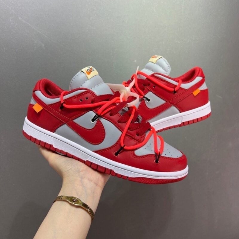 【AT1574】Off-White™x Nike Dunk Low Leather"Midnight Blue/Yellow ナパ素材のアッパーを使用し、一体型のつま先補強がないため、履き心地が非常に良いです。正確なヒールカウンター曲線、百宏織りのタグ、ミッドソールの布に正確な印刷が施されています。インソールには衝撃を和らげるラテックスとSoleのエアクッション装置が備わっています。