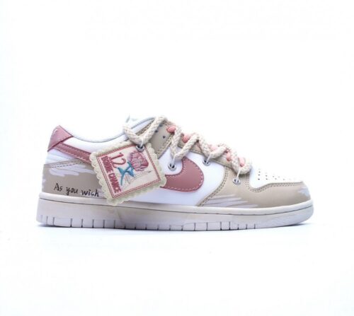 【AT1583】Nike SB Dunk Low GS"Rose Pink/White" ソフトなプライム面革と牛剖革の組み合わせで製造された靴面素材を採用しています。インソールには衝撃を緩和するEVA素材を使用し、しっかりとした補強を施したアッパー布を採用しています。耐摩耗性の高いラバーアウトソールを装備しています。