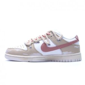 【AT1583】Nike SB Dunk Low GS"Rose Pink/White" ソフトなプライム面革と牛剖革の組み合わせで製造された靴面素材を採用しています。インソールには衝撃を緩和するEVA素材を使用し、しっかりとした補強を施したアッパー布を採用しています。耐摩耗性の高いラバーアウトソールを装備しています。