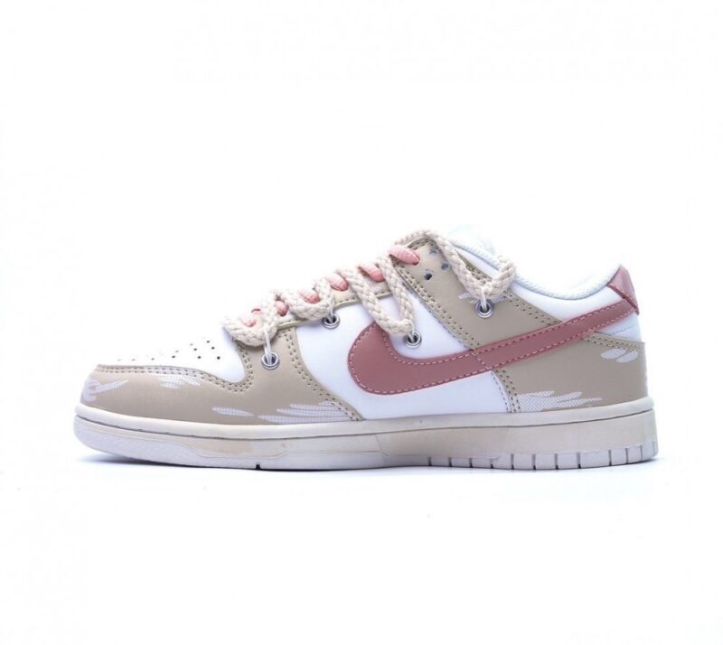 【AT1583】Nike SB Dunk Low GS"Rose Pink/White" ソフトなプライム面革と牛剖革の組み合わせで製造された靴面素材を採用しています。インソールには衝撃を緩和するEVA素材を使用し、しっかりとした補強を施したアッパー布を採用しています。耐摩耗性の高いラバーアウトソールを装備しています。