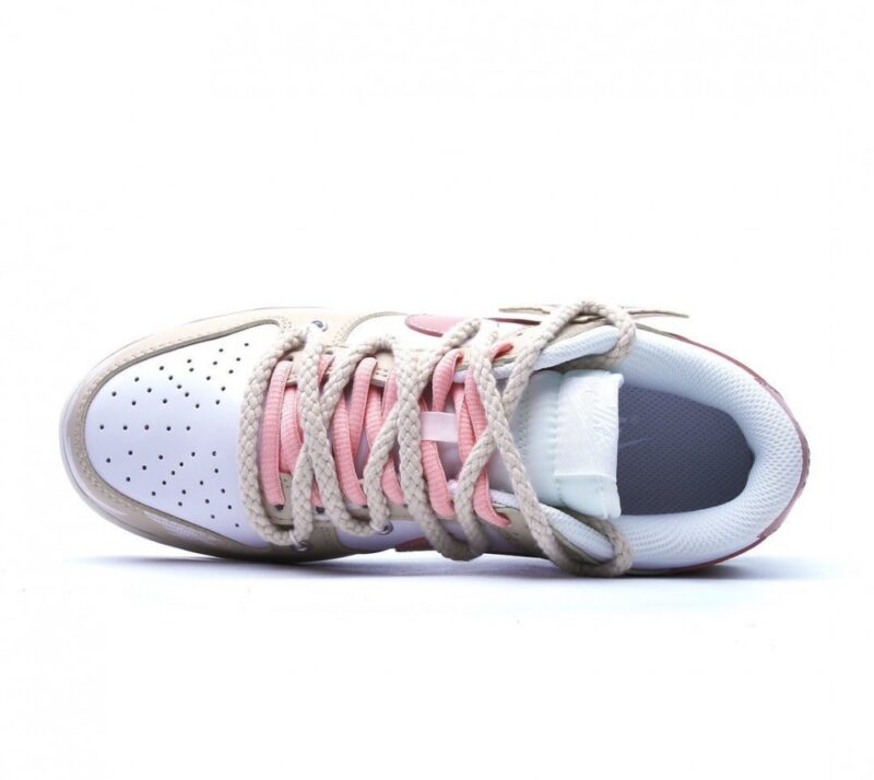 【AT1583】Nike SB Dunk Low GS"Rose Pink/White" ソフトなプライム面革と牛剖革の組み合わせで製造された靴面素材を採用しています。インソールには衝撃を緩和するEVA素材を使用し、しっかりとした補強を施したアッパー布を採用しています。耐摩耗性の高いラバーアウトソールを装備しています。