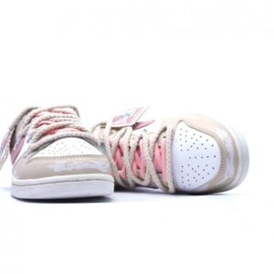 【AT1583】Nike SB Dunk Low GS"Rose Pink/White" ソフトなプライム面革と牛剖革の組み合わせで製造された靴面素材を採用しています。インソールには衝撃を緩和するEVA素材を使用し、しっかりとした補強を施したアッパー布を採用しています。耐摩耗性の高いラバーアウトソールを装備しています。