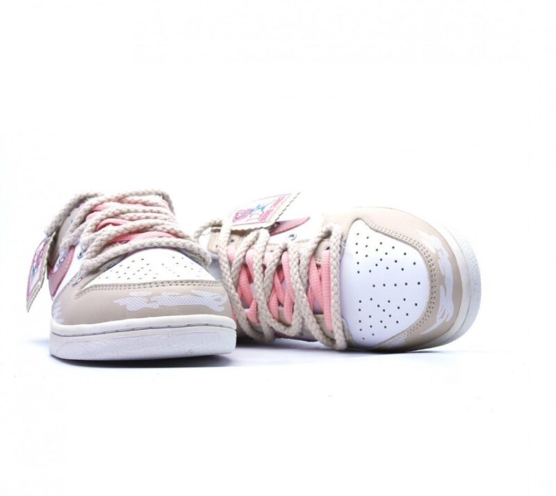 【AT1583】Nike SB Dunk Low GS"Rose Pink/White" ソフトなプライム面革と牛剖革の組み合わせで製造された靴面素材を採用しています。インソールには衝撃を緩和するEVA素材を使用し、しっかりとした補強を施したアッパー布を採用しています。耐摩耗性の高いラバーアウトソールを装備しています。