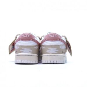 【AT1583】Nike SB Dunk Low GS"Rose Pink/White" ソフトなプライム面革と牛剖革の組み合わせで製造された靴面素材を採用しています。インソールには衝撃を緩和するEVA素材を使用し、しっかりとした補強を施したアッパー布を採用しています。耐摩耗性の高いラバーアウトソールを装備しています。