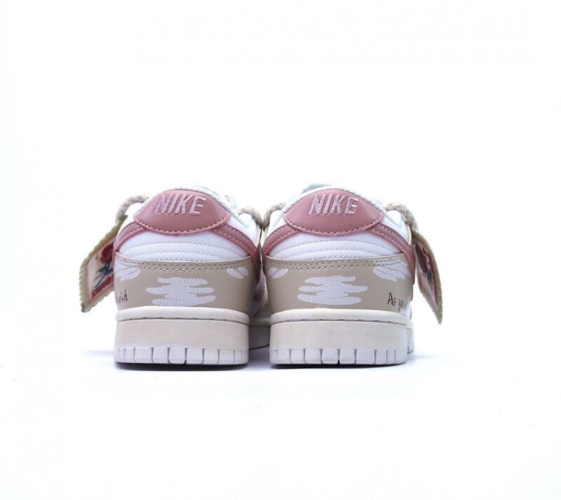 【AT1583】Nike SB Dunk Low GS"Rose Pink/White" ソフトなプライム面革と牛剖革の組み合わせで製造された靴面素材を採用しています。インソールには衝撃を緩和するEVA素材を使用し、しっかりとした補強を施したアッパー布を採用しています。耐摩耗性の高いラバーアウトソールを装備しています。