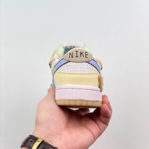 【AT1585】Nike SB Dunk Low GS"Black Grey" Nike/ナイキ 男女用シューズのサイズはハーフサイズで、アップデートされたデータは細身でつま先が尖ったデザインです。柔らかい牛剖皮革のアッパーマテリアルを使用し、インソールにはEVAクッション素材とバックグルーを埋め込んでいます。アウトソールにはつま先が尖った摩耗に強いラバーが使用されています。