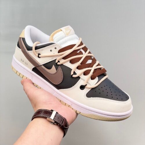 【AT1586】Nike SB Dunk Low GS"Black Grey" ナイキのメンズとレディースの靴は半サイズで、データ更新された細めで翘めた形状です。柔らかい牛皮革のアッパーマテリアルを使用し、インソールにはEVAクッション素材とバックグラスを採用し、アウトソールには翘めたつま先と耐摩耗性のあるラバー素材を使用しています。