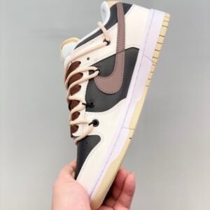 【AT1586】Nike SB Dunk Low GS"Black Grey" ナイキのメンズとレディースの靴は半サイズで、データ更新された細めで翘めた形状です。柔らかい牛皮革のアッパーマテリアルを使用し、インソールにはEVAクッション素材とバックグラスを採用し、アウトソールには翘めたつま先と耐摩耗性のあるラバー素材を使用しています。