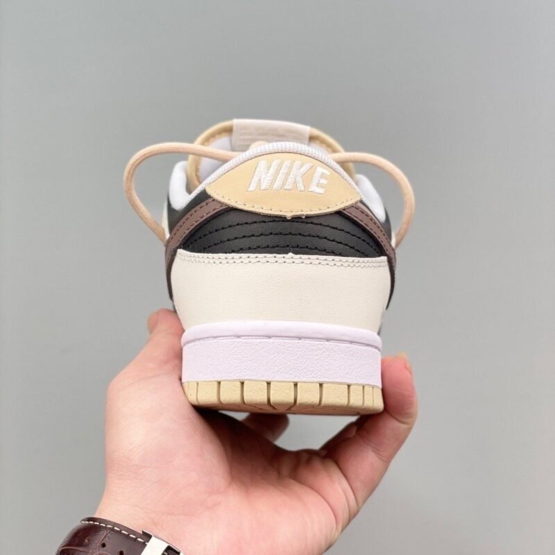 【AT1586】Nike SB Dunk Low GS"Black Grey" ナイキのメンズとレディースの靴は半サイズで、データ更新された細めで翘めた形状です。柔らかい牛皮革のアッパーマテリアルを使用し、インソールにはEVAクッション素材とバックグラスを採用し、アウトソールには翘めたつま先と耐摩耗性のあるラバー素材を使用しています。