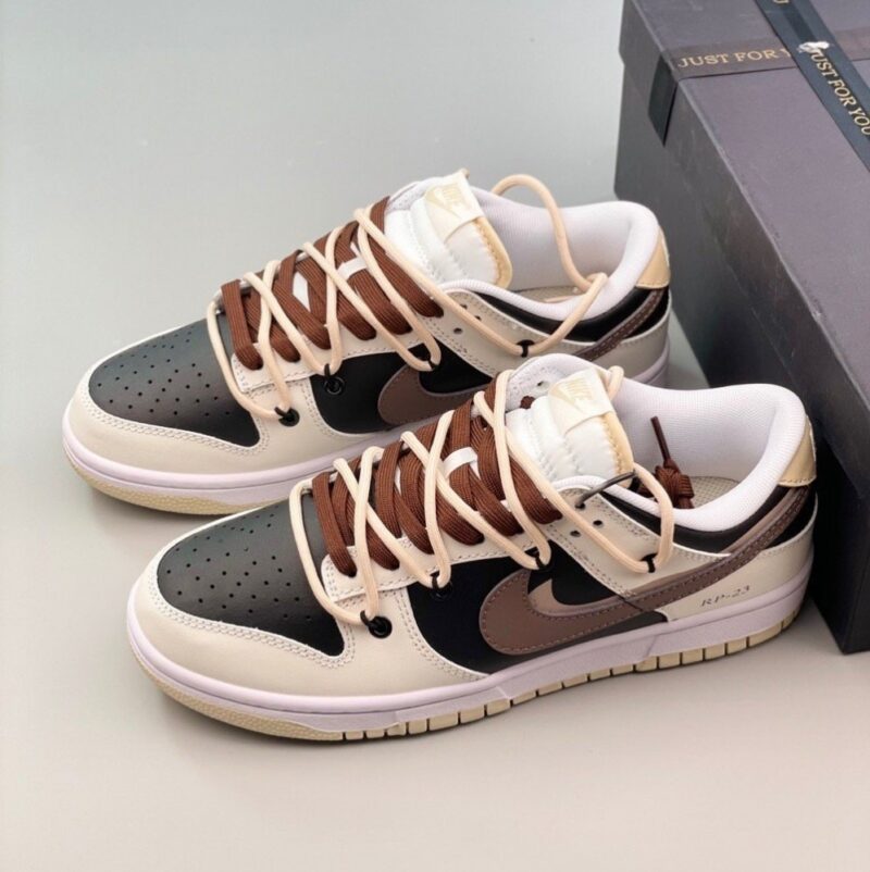 【AT1586】Nike SB Dunk Low GS"Black Grey" ナイキのメンズとレディースの靴は半サイズで、データ更新された細めで翘めた形状です。柔らかい牛皮革のアッパーマテリアルを使用し、インソールにはEVAクッション素材とバックグラスを採用し、アウトソールには翘めたつま先と耐摩耗性のあるラバー素材を使用しています。