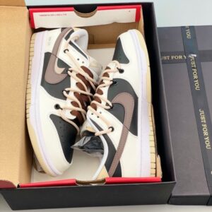 【AT1586】Nike SB Dunk Low GS"Black Grey" ナイキのメンズとレディースの靴は半サイズで、データ更新された細めで翘めた形状です。柔らかい牛皮革のアッパーマテリアルを使用し、インソールにはEVAクッション素材とバックグラスを採用し、アウトソールには翘めたつま先と耐摩耗性のあるラバー素材を使用しています。