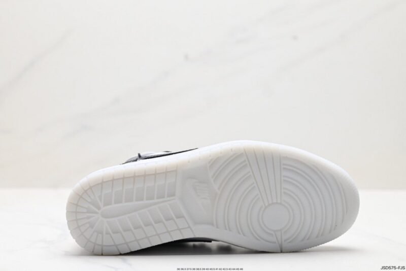 【AT1587】Off-White™のディストーションスタイルを取り入れた、Nike SB Dunk Low "Milk White/Pink/Smile" ダンクシリーズのローカットカジュアルスケートボードシューズ