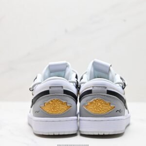 【AT1589】オリジナルの靴型をアップグレードし、柔らかいリッチグレイン牛革を使用した、Off-White™のディストーション風デザインを施したナイキAir Jordan 1 Low"Chinese Style"AJ1。内部にはエアクッションと耐摩耗性のあるラバーソールが内蔵されています。