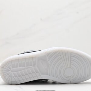 【AT1589】オリジナルの靴型をアップグレードし、柔らかいリッチグレイン牛革を使用した、Off-White™のディストーション風デザインを施したナイキAir Jordan 1 Low"Chinese Style"AJ1。内部にはエアクッションと耐摩耗性のあるラバーソールが内蔵されています。