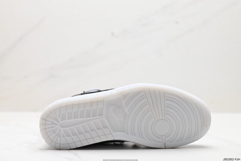 【AT1589】オリジナルの靴型をアップグレードし、柔らかいリッチグレイン牛革を使用した、Off-White™のディストーション風デザインを施したナイキAir Jordan 1 Low"Chinese Style"AJ1。内部にはエアクッションと耐摩耗性のあるラバーソールが内蔵されています。