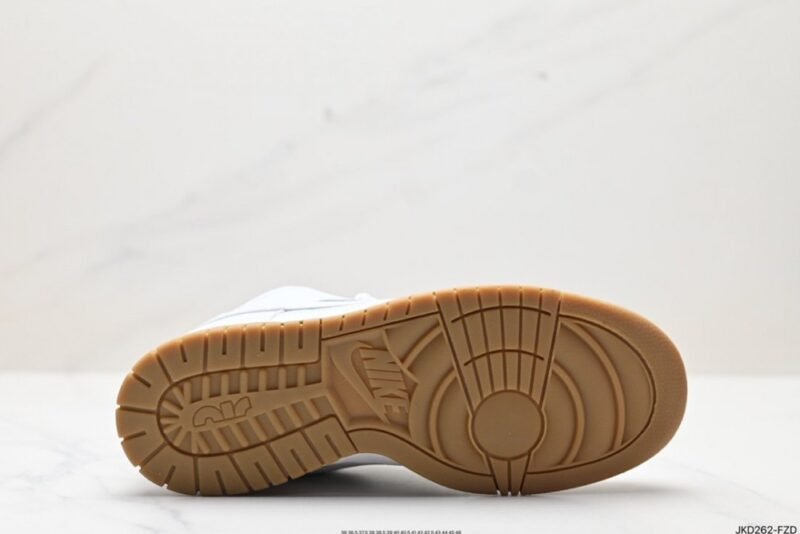 【AT1590】登山やアウトドアの機能要素を取り入れた、VIRGIL ABLOHデザイナーの独立ブランドOff-White™ x Futura x Nike SB Dunk Pine Green OWコラボシリーズのローカットクラシックで万能なカジュアルスポーツシューズ。