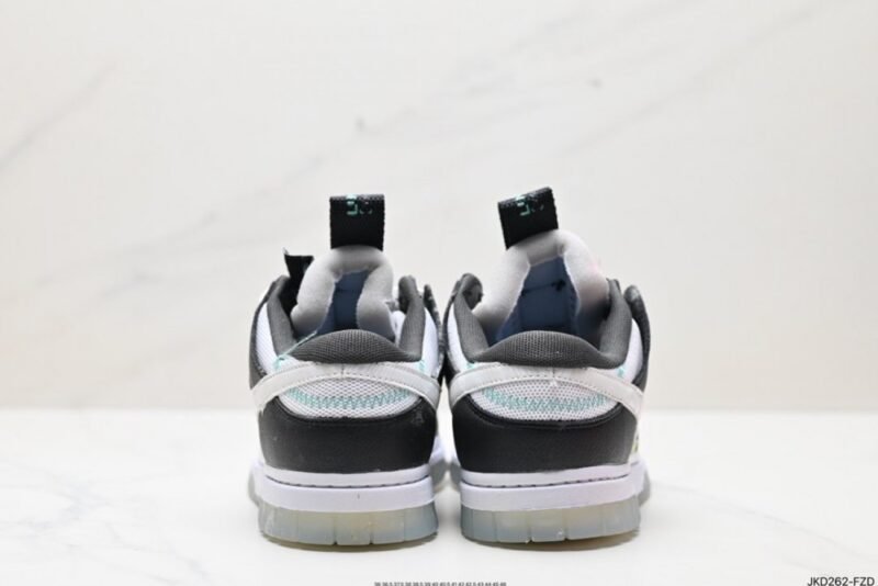 【AT1592】Off-White™ x Futura x Nike SB DunkPine Green OW VIRGIL ABLOH デザイナーによる独立ブランドOff-White™とFutura、 Nike SB Dunk Pine Green OWの登山用アウトドア機能要素を融合したコラボレーション商品。