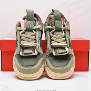 【AT1593】Off-White™ x Futura x Nike SB DunkPine Green OW 山登りやアウトドアの機能要素を取り入れた、VIRGIL ABLOHデザイナーの独立ブランドOff-White™ x Futura x Nike SB Dunk Pine Green OW.