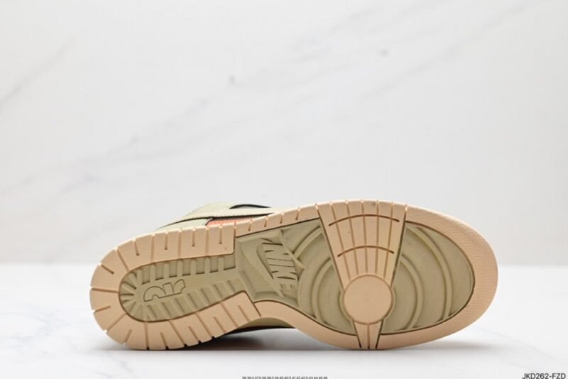 【AT1593】Off-White™ x Futura x Nike SB DunkPine Green OW 山登りやアウトドアの機能要素を取り入れた、VIRGIL ABLOHデザイナーの独立ブランドOff-White™ x Futura x Nike SB Dunk Pine Green OW.