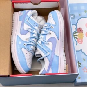 【AT1594】Off-White™のデコンストラクト風カスタム、Nike SB Dunk Low”Milk White/Pink/Smile“ダンクシリーズのローカットカジュアルスケートボードシューズ