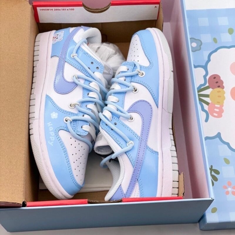 【AT1594】Off-White™のデコンストラクト風カスタム、Nike SB Dunk Low”Milk White/Pink/Smile“ダンクシリーズのローカットカジュアルスケートボードシューズ