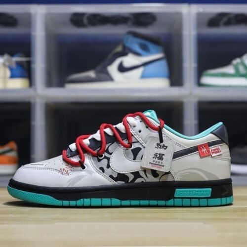 【AT1597】Nike SB Dunk Low Lot "Graffiti Black" ナイキ SB ダンク ロー ロット "グラフィティ ブラック"は、男女兼用シューズで、ハーフサイズ規格にアップグレードされた2021年版の細いインソールと尖ったつま先のデザインを採用しています。柔らかい牛スプリットレザー素材を使用しています。