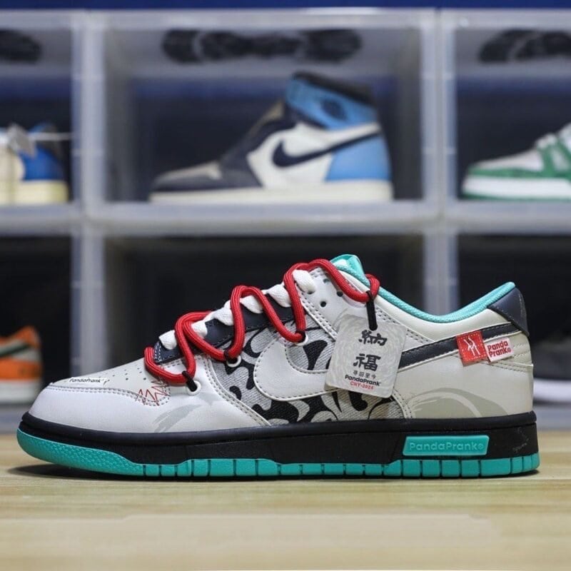 【AT1597】Nike SB Dunk Low Lot "Graffiti Black" ナイキ SB ダンク ロー ロット "グラフィティ ブラック"は、男女兼用シューズで、ハーフサイズ規格にアップグレードされた2021年版の細いインソールと尖ったつま先のデザインを採用しています。柔らかい牛スプリットレザー素材を使用しています。