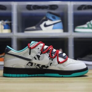 【AT1597】Nike SB Dunk Low Lot "Graffiti Black" ナイキ SB ダンク ロー ロット "グラフィティ ブラック"は、男女兼用シューズで、ハーフサイズ規格にアップグレードされた2021年版の細いインソールと尖ったつま先のデザインを採用しています。柔らかい牛スプリットレザー素材を使用しています。