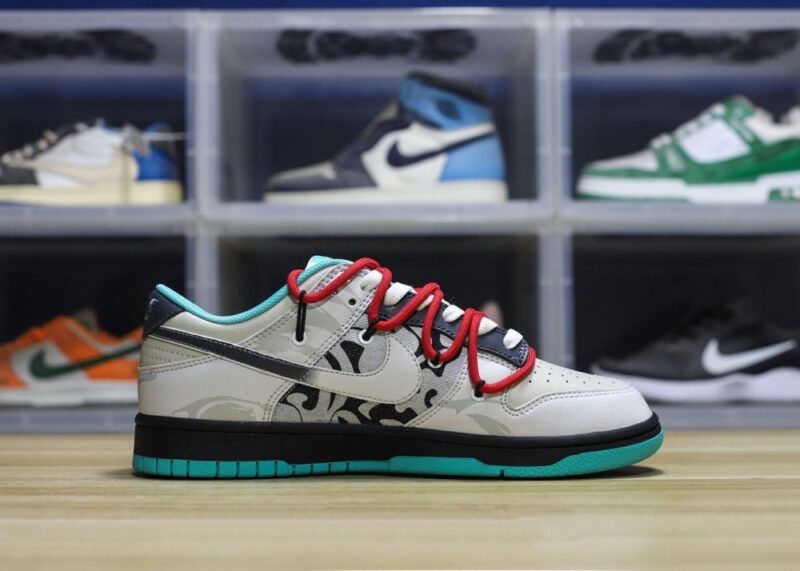 【AT1597】Nike SB Dunk Low Lot "Graffiti Black" ナイキ SB ダンク ロー ロット "グラフィティ ブラック"は、男女兼用シューズで、ハーフサイズ規格にアップグレードされた2021年版の細いインソールと尖ったつま先のデザインを採用しています。柔らかい牛スプリットレザー素材を使用しています。