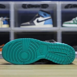 【AT1597】Nike SB Dunk Low Lot "Graffiti Black" ナイキ SB ダンク ロー ロット "グラフィティ ブラック"は、男女兼用シューズで、ハーフサイズ規格にアップグレードされた2021年版の細いインソールと尖ったつま先のデザインを採用しています。柔らかい牛スプリットレザー素材を使用しています。