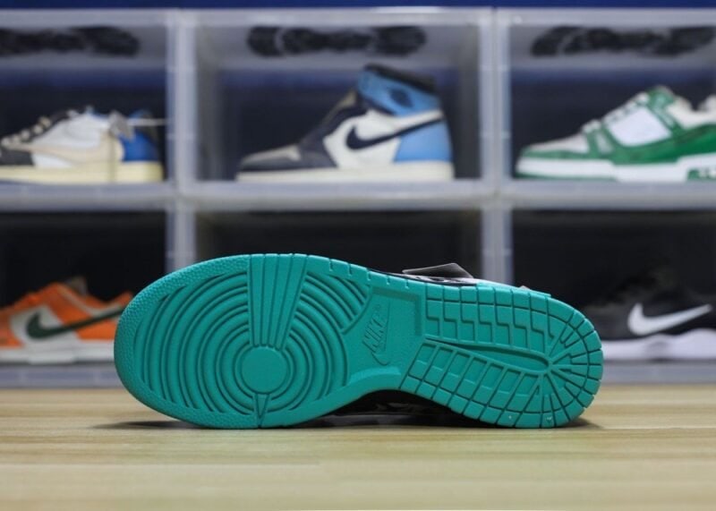 【AT1597】Nike SB Dunk Low Lot "Graffiti Black" ナイキ SB ダンク ロー ロット "グラフィティ ブラック"は、男女兼用シューズで、ハーフサイズ規格にアップグレードされた2021年版の細いインソールと尖ったつま先のデザインを採用しています。柔らかい牛スプリットレザー素材を使用しています。