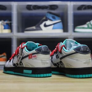 【AT1597】Nike SB Dunk Low Lot "Graffiti Black" ナイキ SB ダンク ロー ロット "グラフィティ ブラック"は、男女兼用シューズで、ハーフサイズ規格にアップグレードされた2021年版の細いインソールと尖ったつま先のデザインを採用しています。柔らかい牛スプリットレザー素材を使用しています。