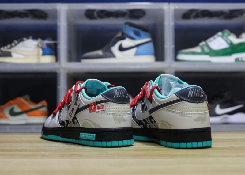 【AT1597】Nike SB Dunk Low Lot "Graffiti Black" ナイキ SB ダンク ロー ロット "グラフィティ ブラック"は、男女兼用シューズで、ハーフサイズ規格にアップグレードされた2021年版の細いインソールと尖ったつま先のデザインを採用しています。柔らかい牛スプリットレザー素材を使用しています。