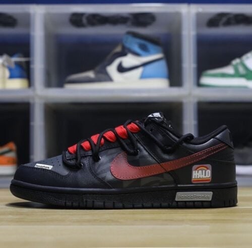 【AT1598】Nike SB Dunk Low Lot "Graffiti Black" ナイキ/耐克 ユニセックススニーカー正規品、ハーフサイズ採用、2021年版のトウ部分を改良し細身にしたデザイン。柔らかい牛革を使用したアッパー素材、クッション性のあるEVA素材と密織りのインソール、ミッドソール生地が組み合わされています。