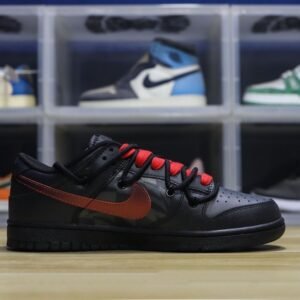 【AT1598】Nike SB Dunk Low Lot "Graffiti Black" ナイキ/耐克 ユニセックススニーカー正規品、ハーフサイズ採用、2021年版のトウ部分を改良し細身にしたデザイン。柔らかい牛革を使用したアッパー素材、クッション性のあるEVA素材と密織りのインソール、ミッドソール生地が組み合わされています。