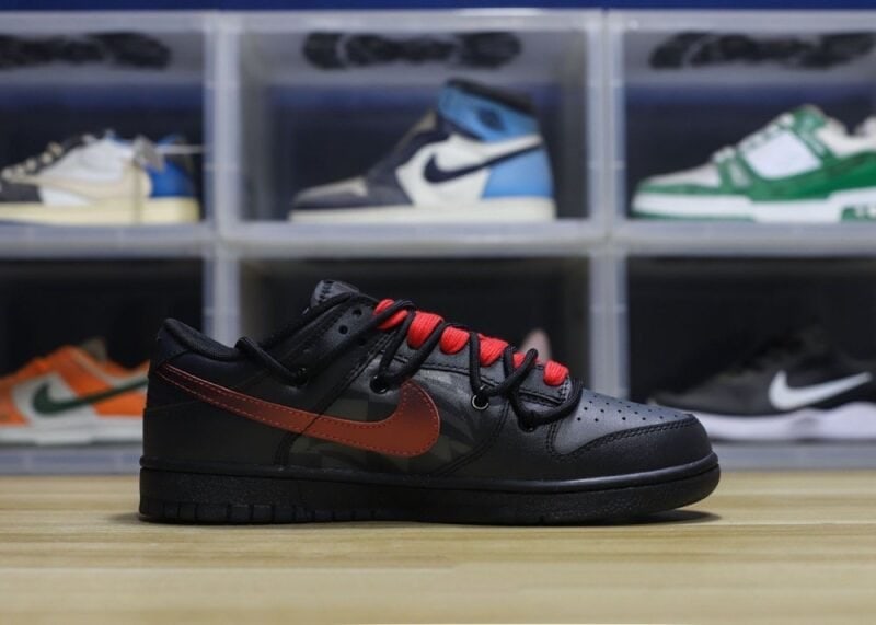 【AT1598】Nike SB Dunk Low Lot "Graffiti Black" ナイキ/耐克 ユニセックススニーカー正規品、ハーフサイズ採用、2021年版のトウ部分を改良し細身にしたデザイン。柔らかい牛革を使用したアッパー素材、クッション性のあるEVA素材と密織りのインソール、ミッドソール生地が組み合わされています。