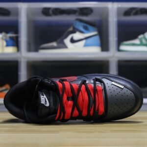 【AT1598】Nike SB Dunk Low Lot "Graffiti Black" ナイキ/耐克 ユニセックススニーカー正規品、ハーフサイズ採用、2021年版のトウ部分を改良し細身にしたデザイン。柔らかい牛革を使用したアッパー素材、クッション性のあるEVA素材と密織りのインソール、ミッドソール生地が組み合わされています。