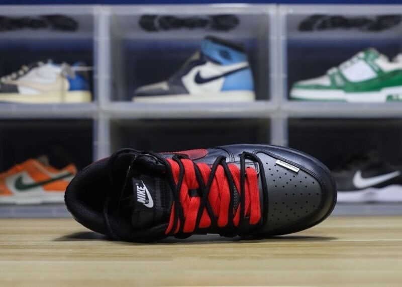 【AT1598】Nike SB Dunk Low Lot "Graffiti Black" ナイキ/耐克 ユニセックススニーカー正規品、ハーフサイズ採用、2021年版のトウ部分を改良し細身にしたデザイン。柔らかい牛革を使用したアッパー素材、クッション性のあるEVA素材と密織りのインソール、ミッドソール生地が組み合わされています。