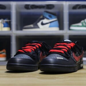 【AT1598】Nike SB Dunk Low Lot "Graffiti Black" ナイキ/耐克 ユニセックススニーカー正規品、ハーフサイズ採用、2021年版のトウ部分を改良し細身にしたデザイン。柔らかい牛革を使用したアッパー素材、クッション性のあるEVA素材と密織りのインソール、ミッドソール生地が組み合わされています。