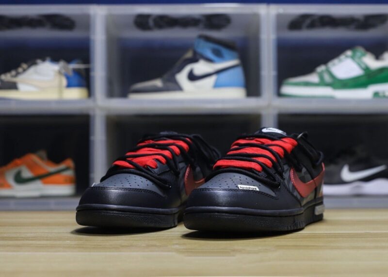 【AT1598】Nike SB Dunk Low Lot "Graffiti Black" ナイキ/耐克 ユニセックススニーカー正規品、ハーフサイズ採用、2021年版のトウ部分を改良し細身にしたデザイン。柔らかい牛革を使用したアッパー素材、クッション性のあるEVA素材と密織りのインソール、ミッドソール生地が組み合わされています。