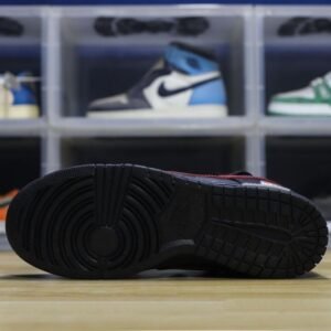 【AT1598】Nike SB Dunk Low Lot "Graffiti Black" ナイキ/耐克 ユニセックススニーカー正規品、ハーフサイズ採用、2021年版のトウ部分を改良し細身にしたデザイン。柔らかい牛革を使用したアッパー素材、クッション性のあるEVA素材と密織りのインソール、ミッドソール生地が組み合わされています。