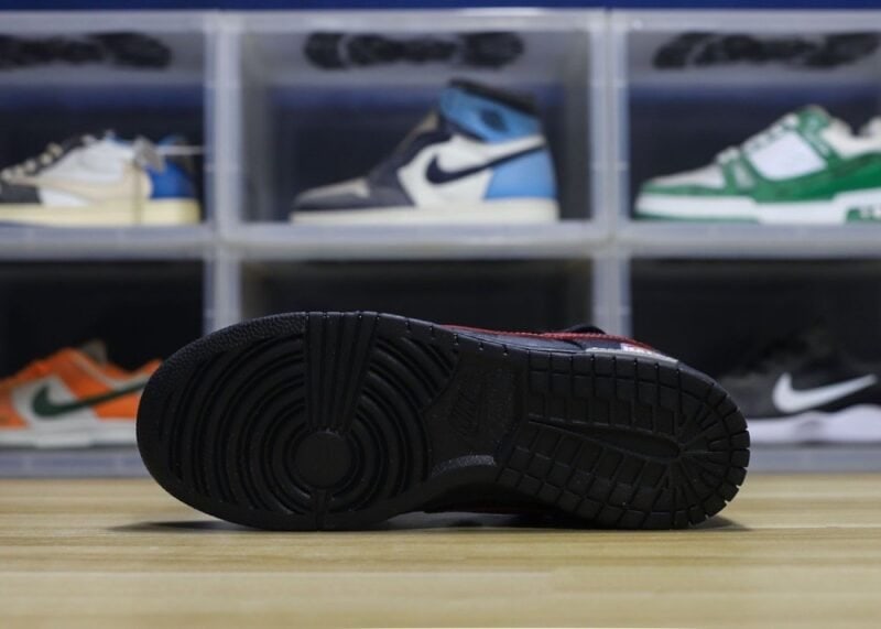 【AT1598】Nike SB Dunk Low Lot "Graffiti Black" ナイキ/耐克 ユニセックススニーカー正規品、ハーフサイズ採用、2021年版のトウ部分を改良し細身にしたデザイン。柔らかい牛革を使用したアッパー素材、クッション性のあるEVA素材と密織りのインソール、ミッドソール生地が組み合わされています。