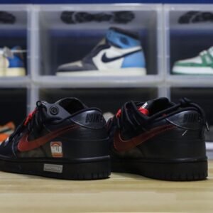 【AT1598】Nike SB Dunk Low Lot "Graffiti Black" ナイキ/耐克 ユニセックススニーカー正規品、ハーフサイズ採用、2021年版のトウ部分を改良し細身にしたデザイン。柔らかい牛革を使用したアッパー素材、クッション性のあるEVA素材と密織りのインソール、ミッドソール生地が組み合わされています。