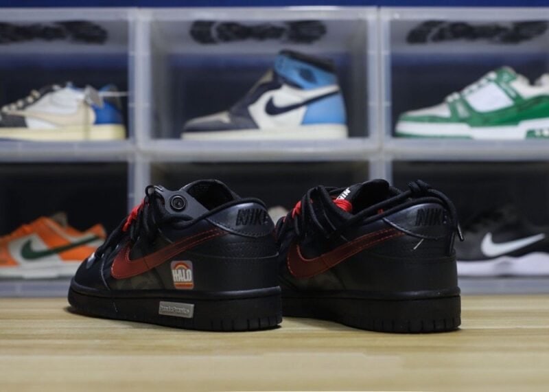 【AT1598】Nike SB Dunk Low Lot "Graffiti Black" ナイキ/耐克 ユニセックススニーカー正規品、ハーフサイズ採用、2021年版のトウ部分を改良し細身にしたデザイン。柔らかい牛革を使用したアッパー素材、クッション性のあるEVA素材と密織りのインソール、ミッドソール生地が組み合わされています。
