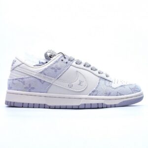 【AT2690】Louis Vuitton x Nike SB Dunk Lowの"ベージュ/ブルー/LV Monogram"スラムダンクコレクションのローカットカジュアルスポーツスケートボードシューズ。淡いベージュのデニム生地と濃い青色のLVモノグラム柄が特徴です。