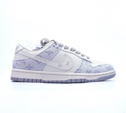 【AT2690】Louis Vuitton x Nike SB Dunk Lowの"ベージュ/ブルー/LV Monogram"スラムダンクコレクションのローカットカジュアルスポーツスケートボードシューズ。淡いベージュのデニム生地と濃い青色のLVモノグラム柄が特徴です。