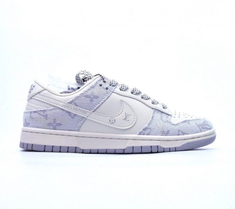 【AT2690】Louis Vuitton x Nike SB Dunk Lowの"ベージュ/ブルー/LV Monogram"スラムダンクコレクションのローカットカジュアルスポーツスケートボードシューズ。淡いベージュのデニム生地と濃い青色のLVモノグラム柄が特徴です。