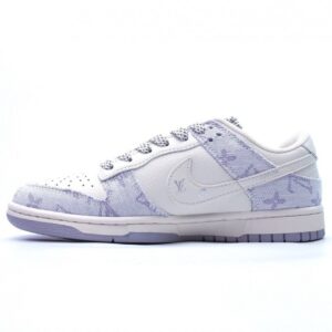 【AT2690】Louis Vuitton x Nike SB Dunk Lowの"ベージュ/ブルー/LV Monogram"スラムダンクコレクションのローカットカジュアルスポーツスケートボードシューズ。淡いベージュのデニム生地と濃い青色のLVモノグラム柄が特徴です。