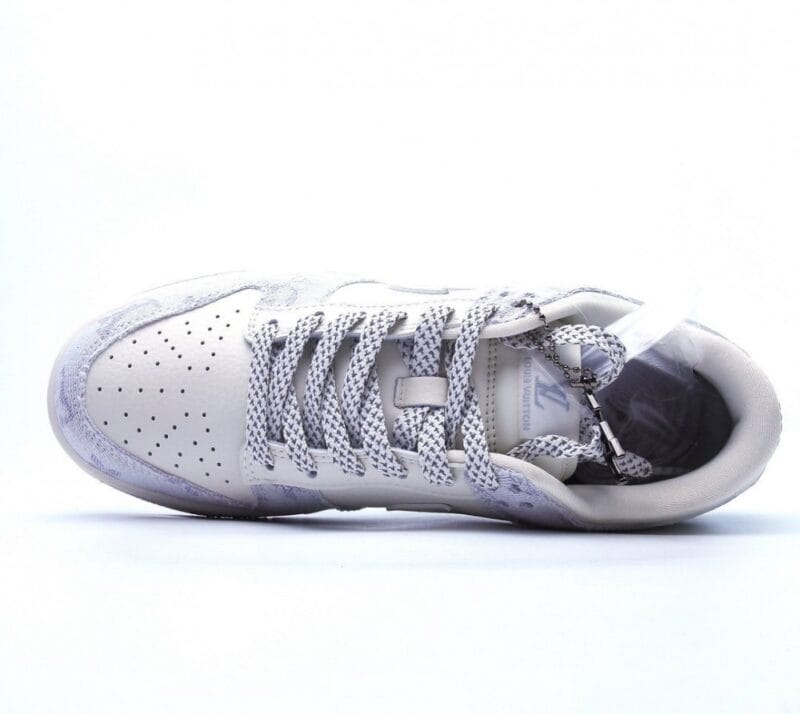 【AT2690】Louis Vuitton x Nike SB Dunk Lowの"ベージュ/ブルー/LV Monogram"スラムダンクコレクションのローカットカジュアルスポーツスケートボードシューズ。淡いベージュのデニム生地と濃い青色のLVモノグラム柄が特徴です。
